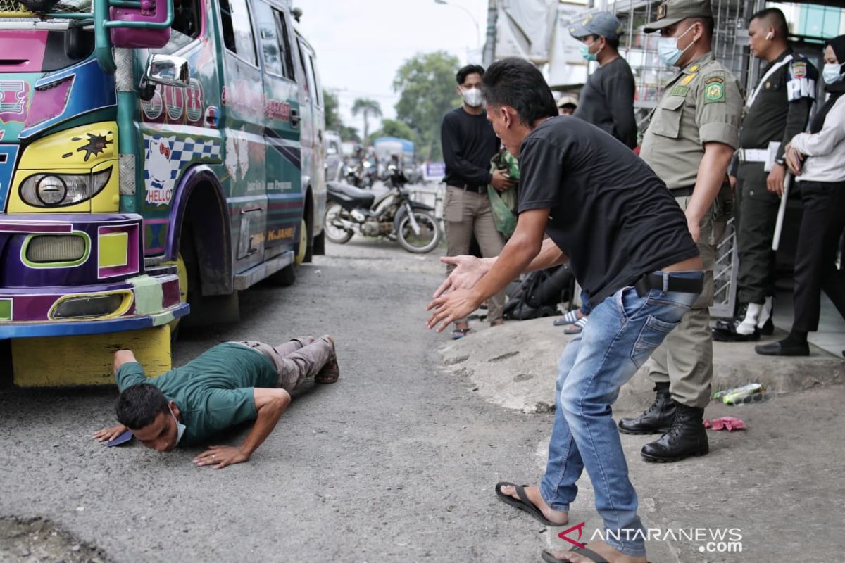 Petugas di Medan temukan penumpang sembunyi di atap angkutan