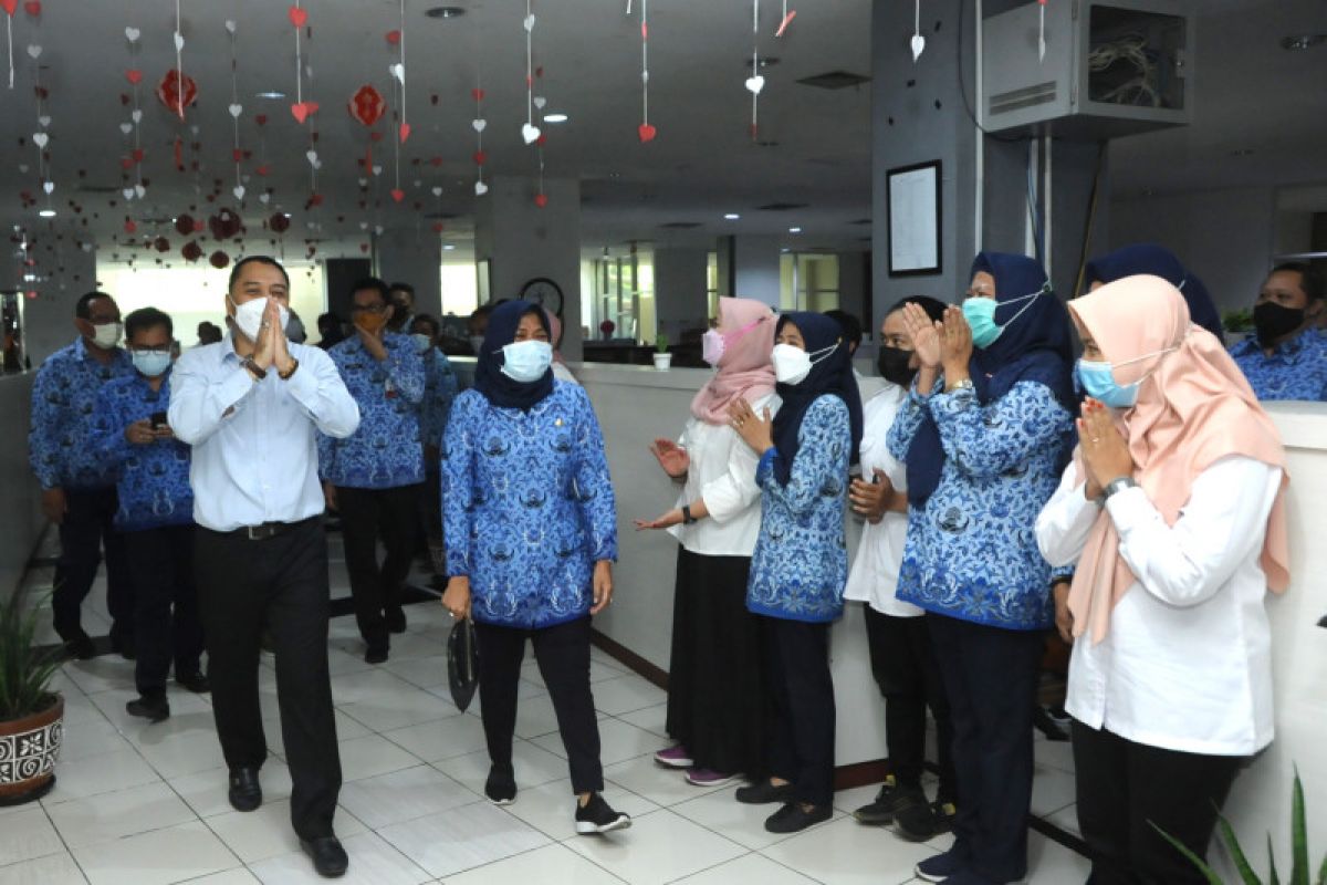 Wali Kota Surabaya semangati jajaran pada hari pertama kerja