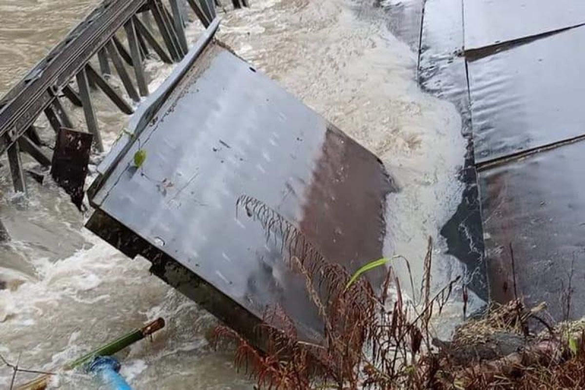 Jembatan di Simeulue ambruk diterjang banjir