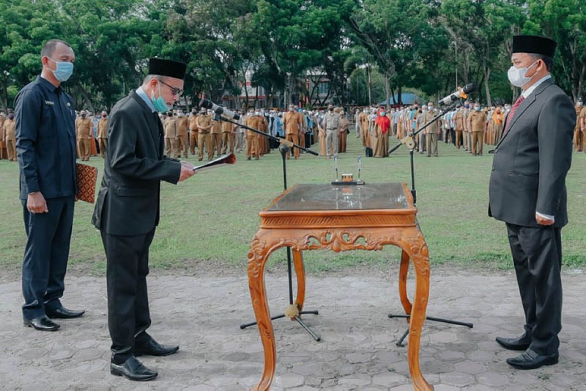 Bupati lantik Sekdakab Aceh Tamiang di lapangan upacara