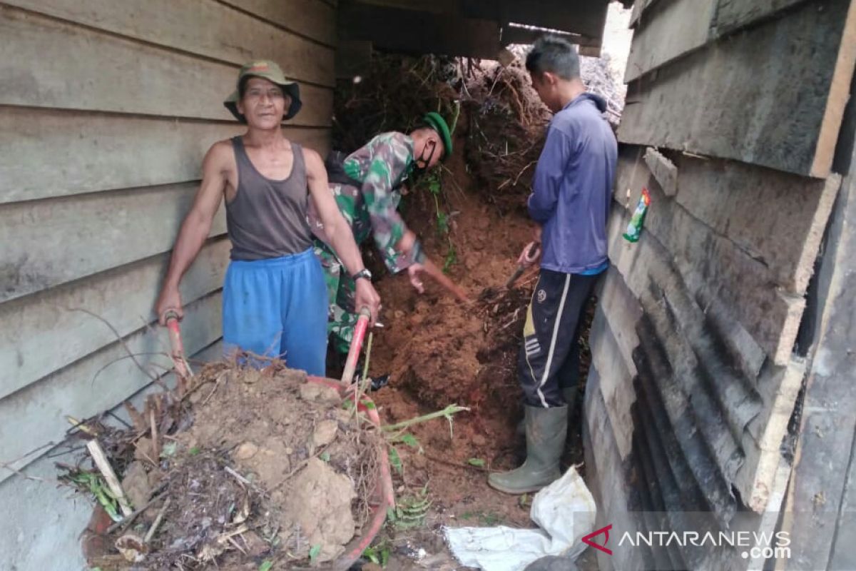 Hujan deras sebabkan bukit longsor dan timpa dua rumah warga, tidak ada korban jiwa