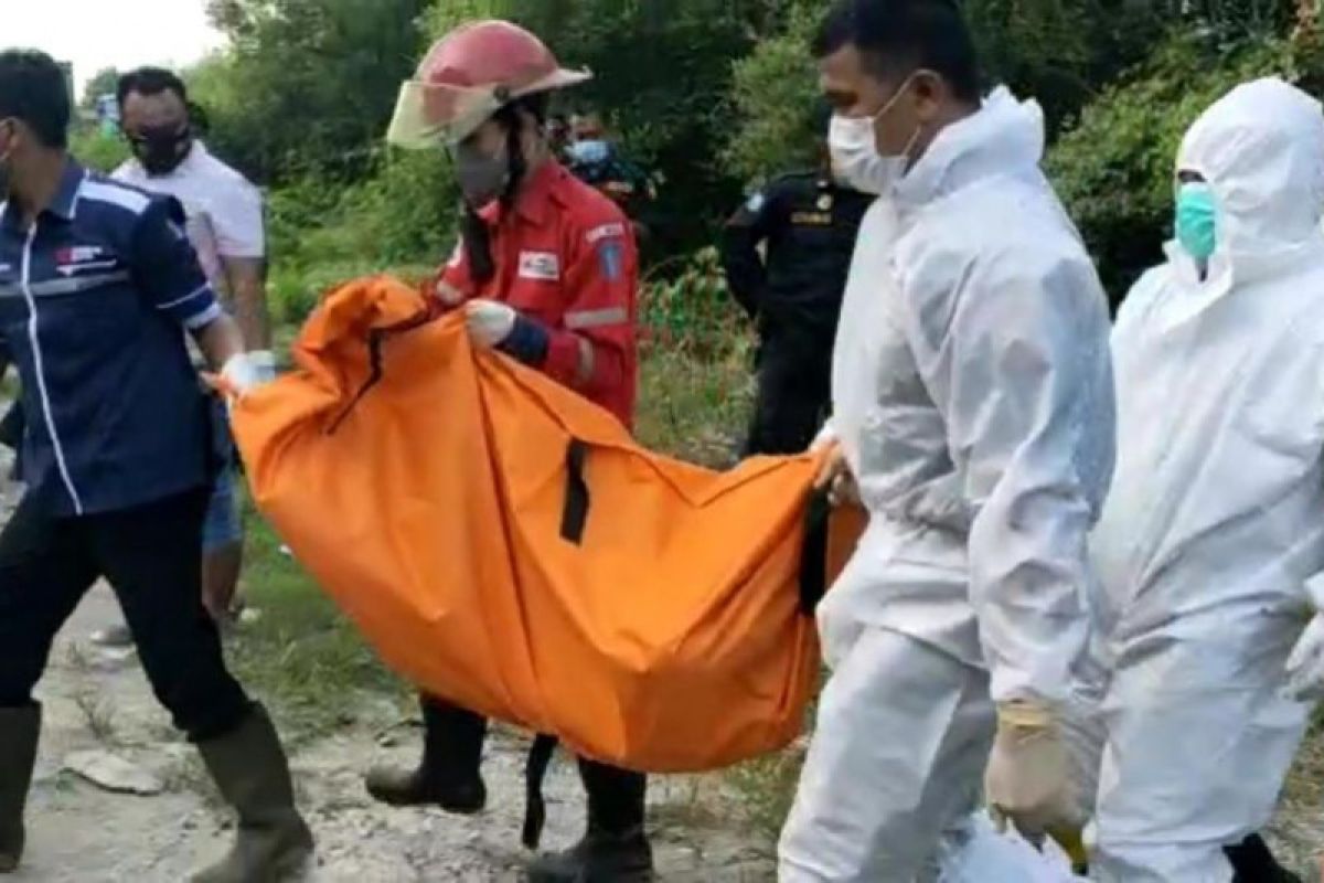 Mayat pria dengan organ tubuh tak lengkap ditemukan nyangkut di pohon mangrove