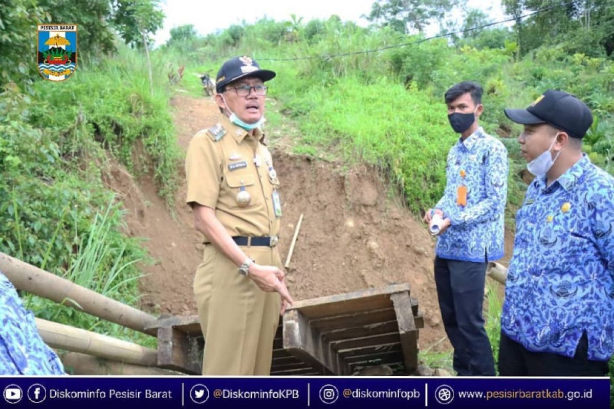 Bupati Pesisir Barat tinjau jembatan putus di Pekon Pagar Dalam