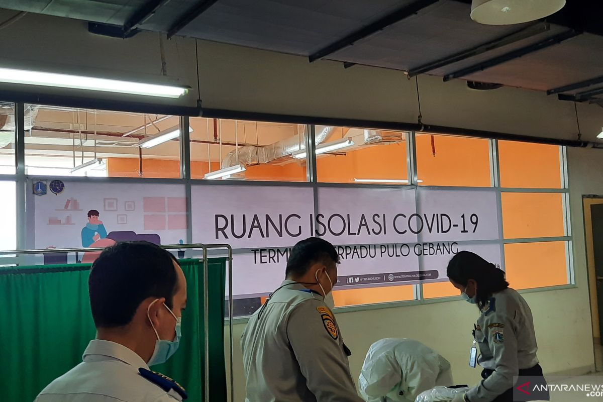 Dua penumpang di Terminal Pulogebang positif COVID-19