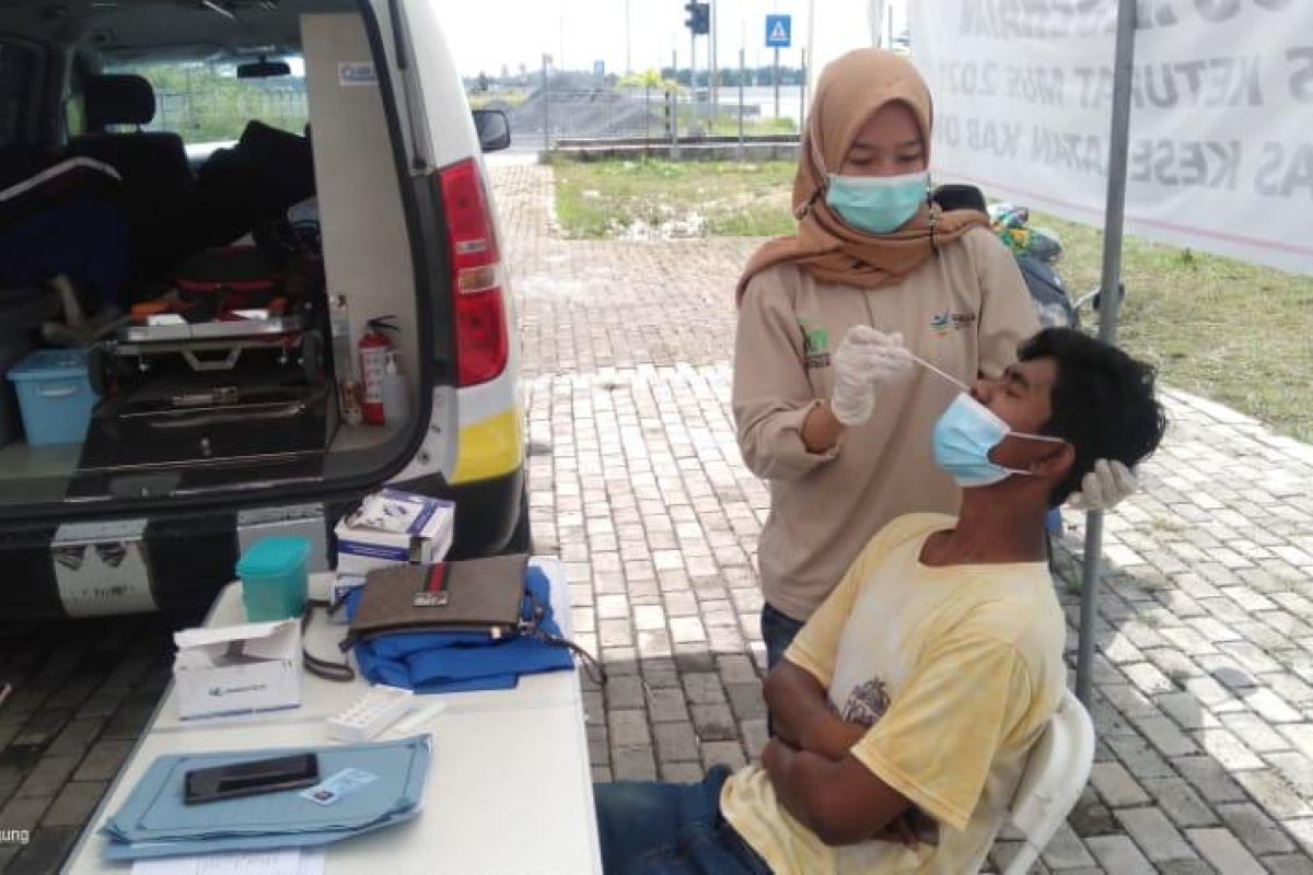 Ratusan pemudik digiring lakukan tes antigen di perbatasan OKI