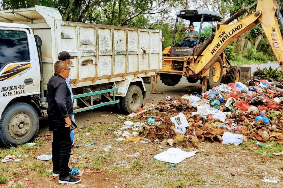 Bersihkan sampah lebaran, DLH Aceh Besar kerahkan 60 petugas