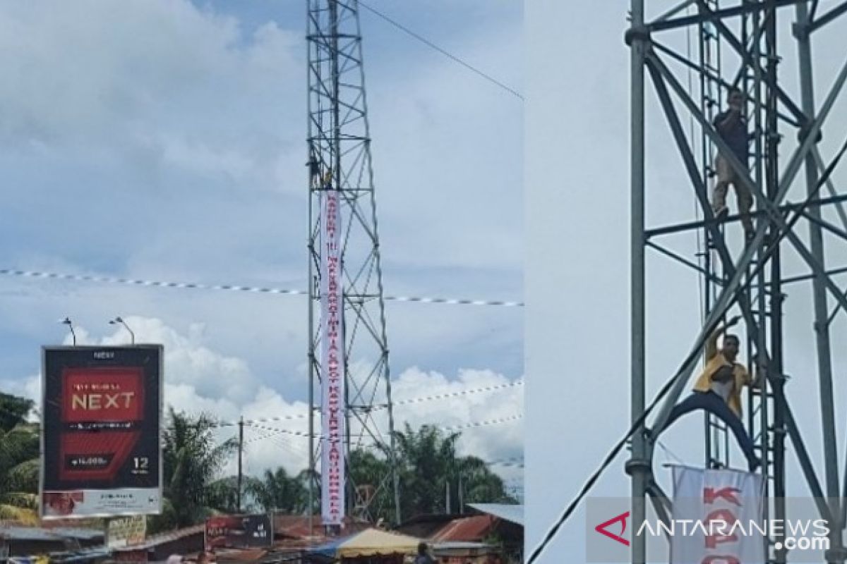 Minta Kapolri copot Kapolres Tanjungbalai,  mahasiswa panjat tower