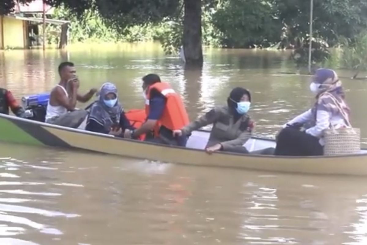 Pemkab Berau salurkan bantuan kepada warga terdampak banjir