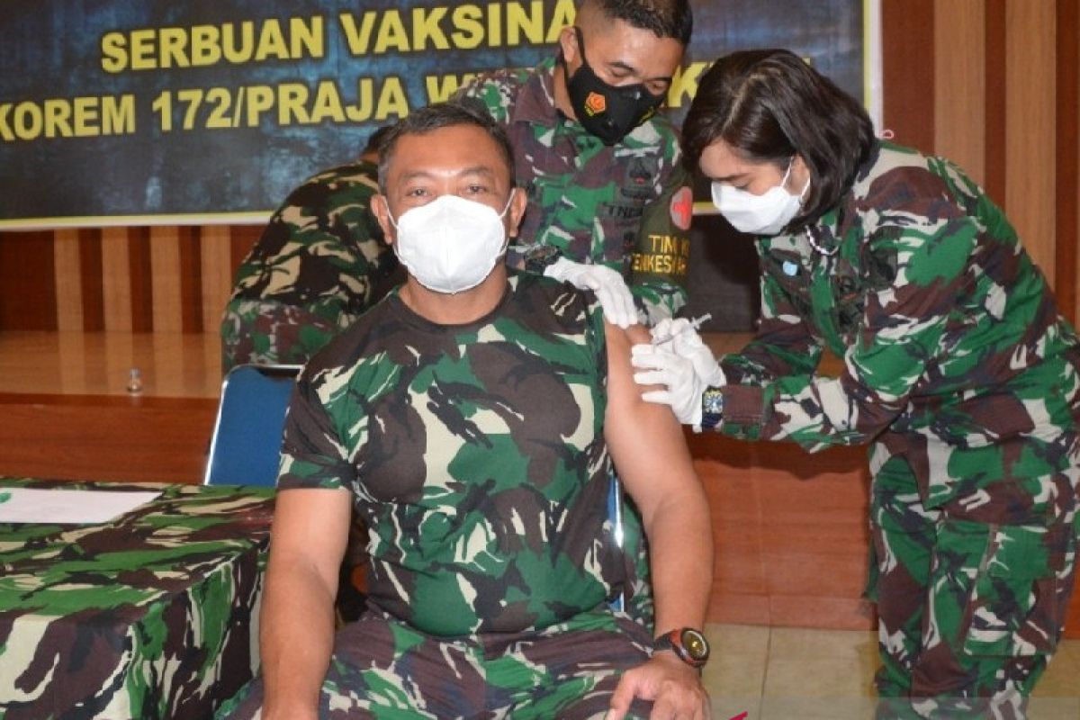 Flash - Dua anggota Yonif Linud 432 Kostrad tewas dibacok OTK di Dekai