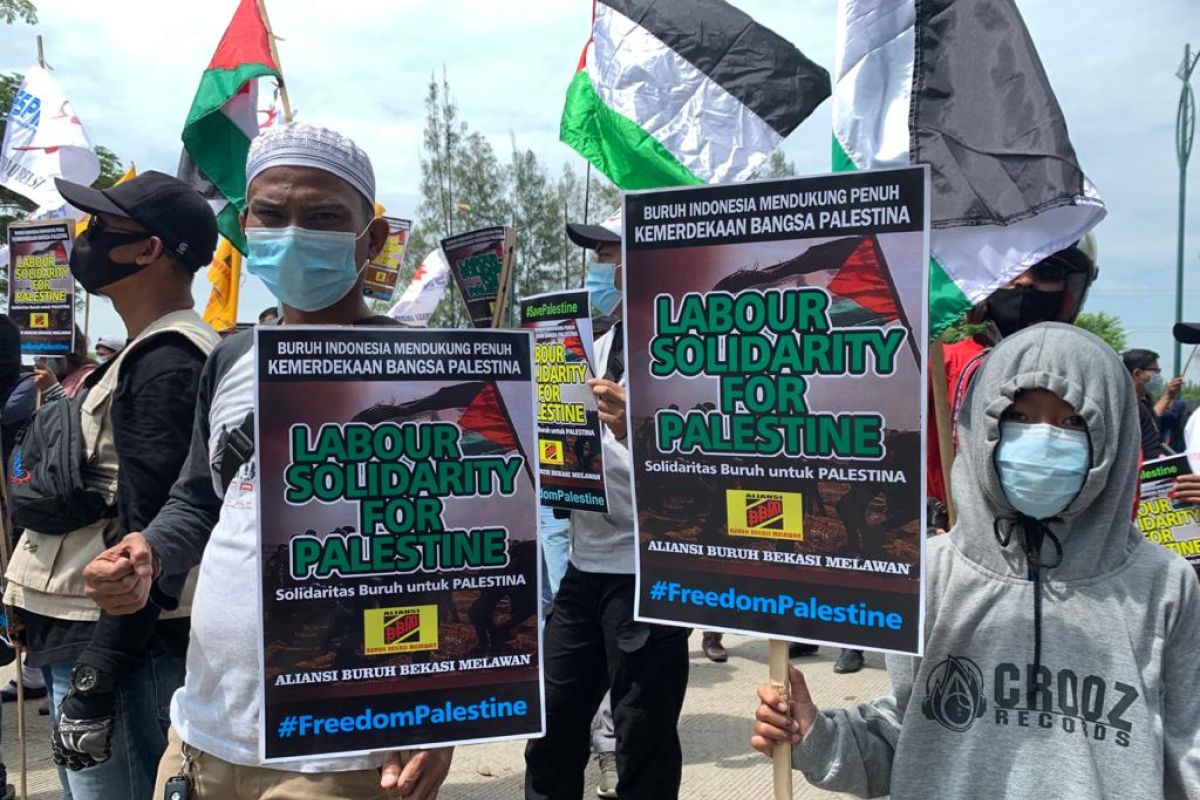 Aksi Buruh Bekasi minta serangan Israel ke Palestina dihentikan