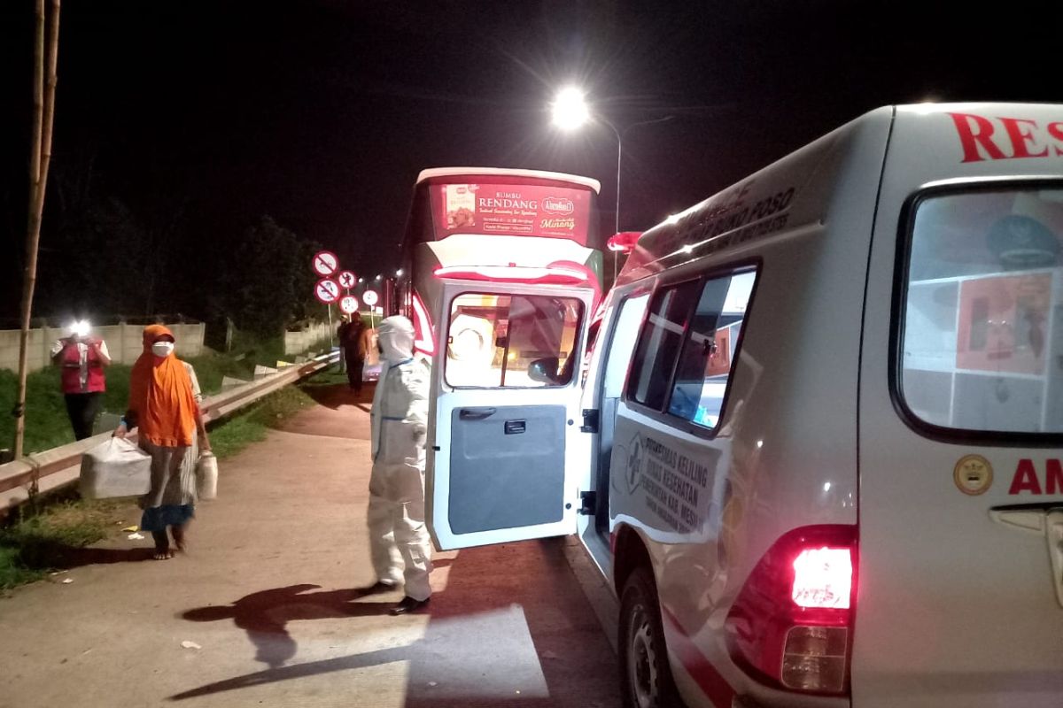 Satu orang penumpang bus asal Padang diduga terpapar COVID-19