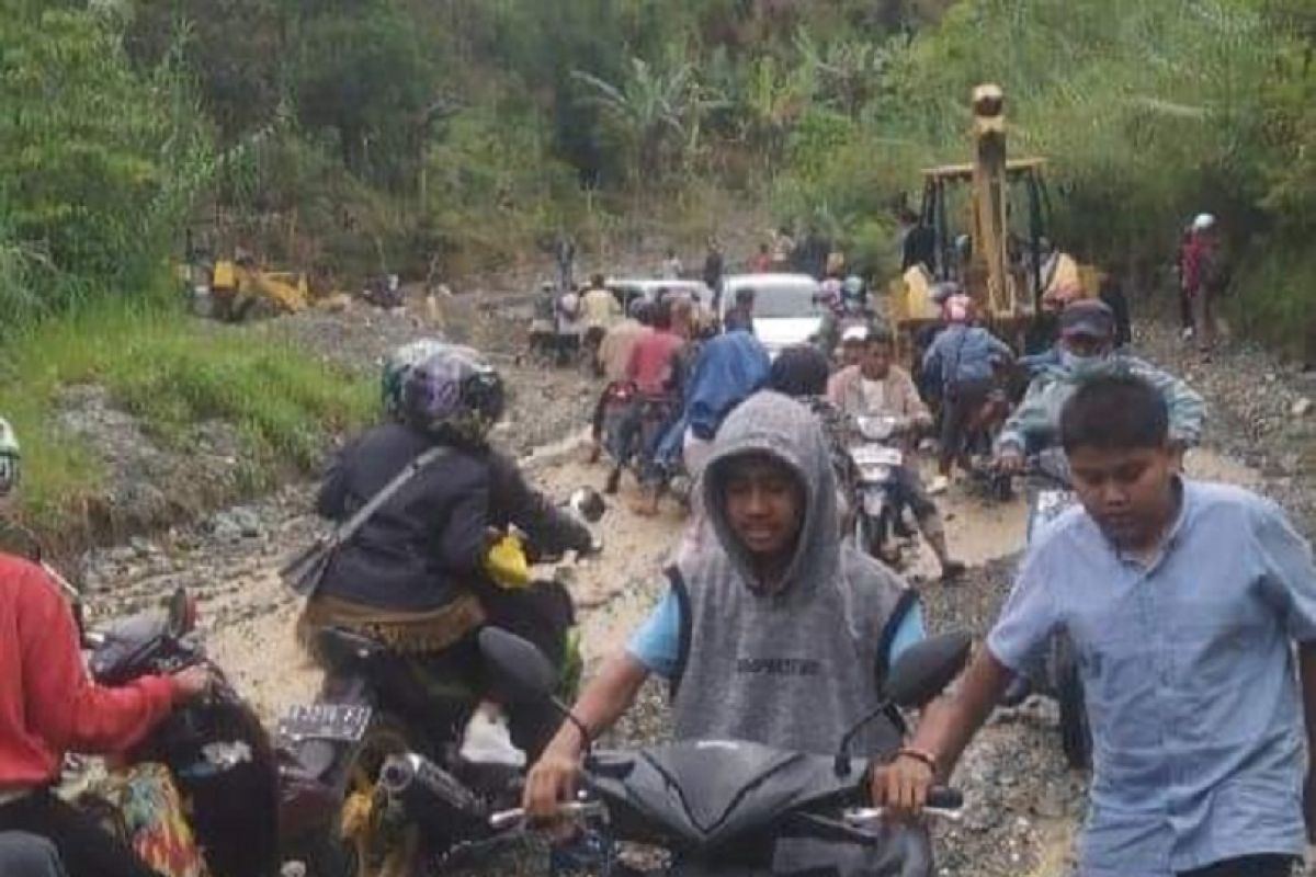 Akses jalan Padang-Solok Selatan kembali lancar, usai tertutup longsor