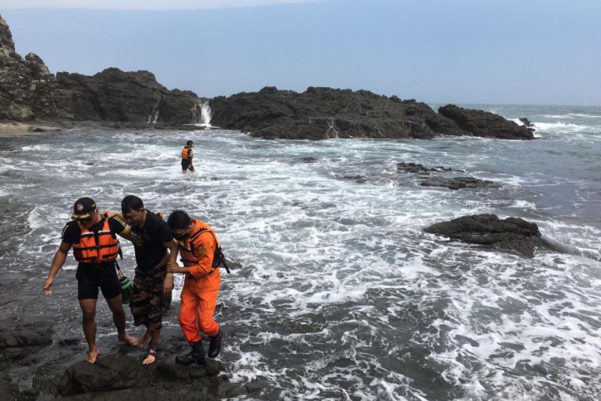 SAR Gunung Kidul menyelamatkan wisatawan terseret ombak Pantai Siung
