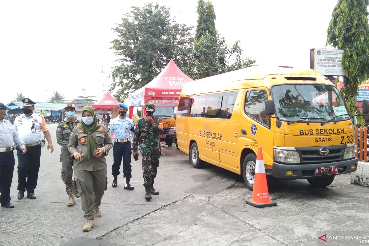 Bus sekolah DKI evakuasi 45 pemudik positif COVID-19 ke Wisma Atlet