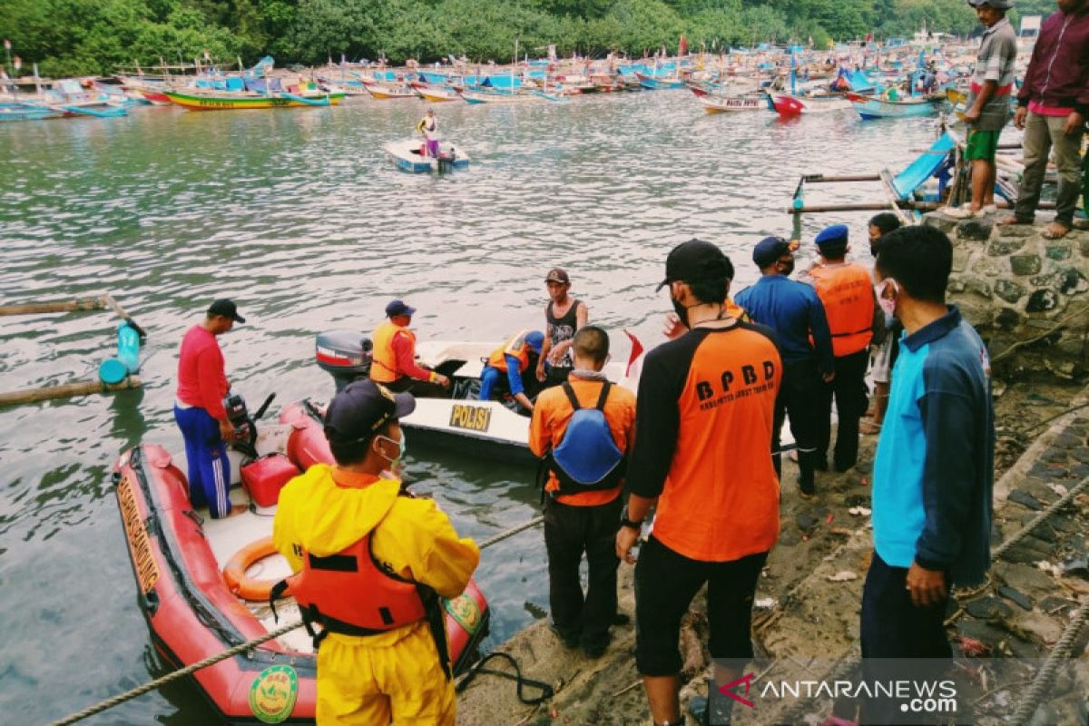 Satu dari dua wisatawan yang terseret ombak di Garut ditemukan tewas