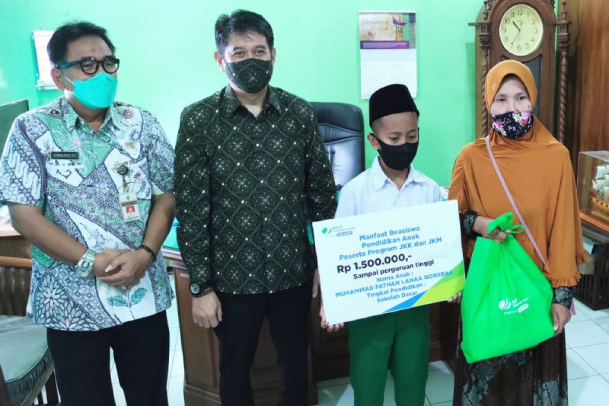 Hari Buruh, BPJAMSOSTEK Majapahit bagikan paket sembako dan beasiswa