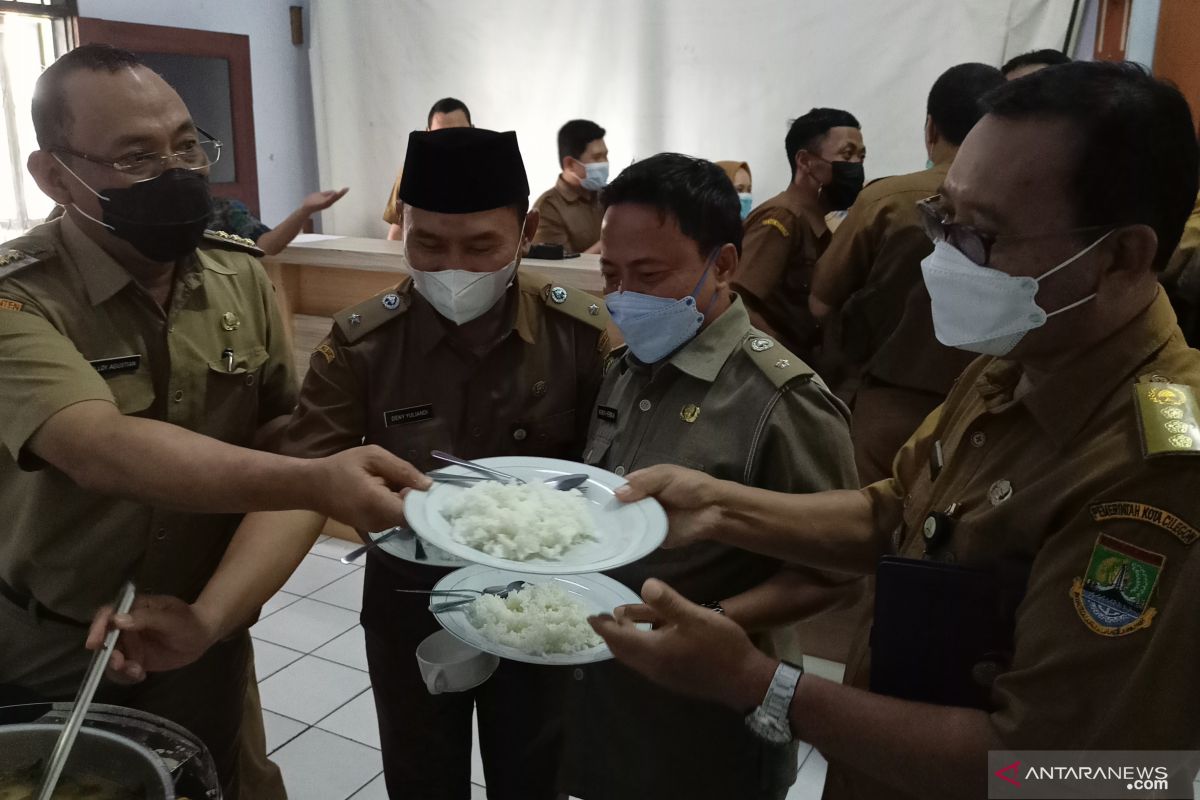 Tak biasa, Wali Kota Cilegon Helldy tuangkan nasi untuk 43 lurah