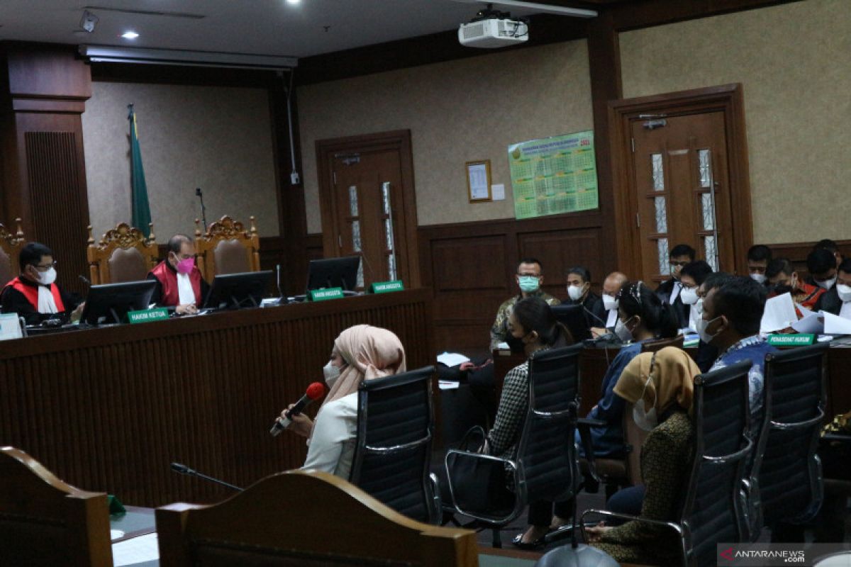 Istri dan tiga sespri Edhy Prabowo hadir sebagai saksi dalam sidang