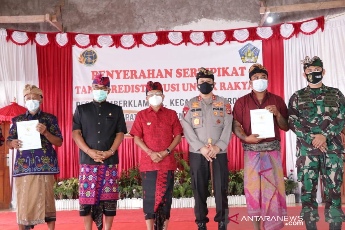 Gubernur Bali serahkan 720 sertifikat tanah ke warga Sumberklampok