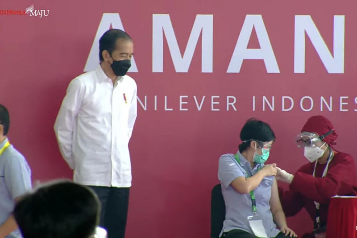 Presiden Jokowi tinjau pelaksanaan vaksinasi COVID-19 pada pekerja di Kabupaten Bekasi