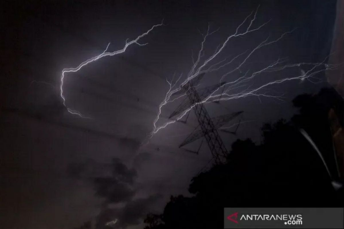 Hujan lebat diprakirakan  terjadi di beberapa daerah di Indonesia