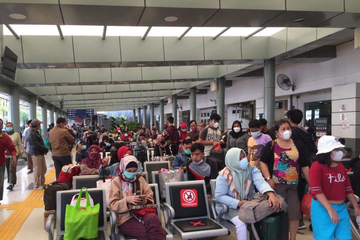 Larangan mudik berakhir, Stasiun Pasar Senen ramai calon penumpang