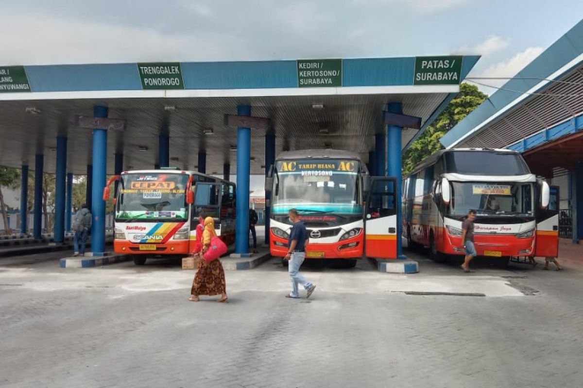 Sejumlah bus di Terminal Tulungagung kembali melayani penumpang