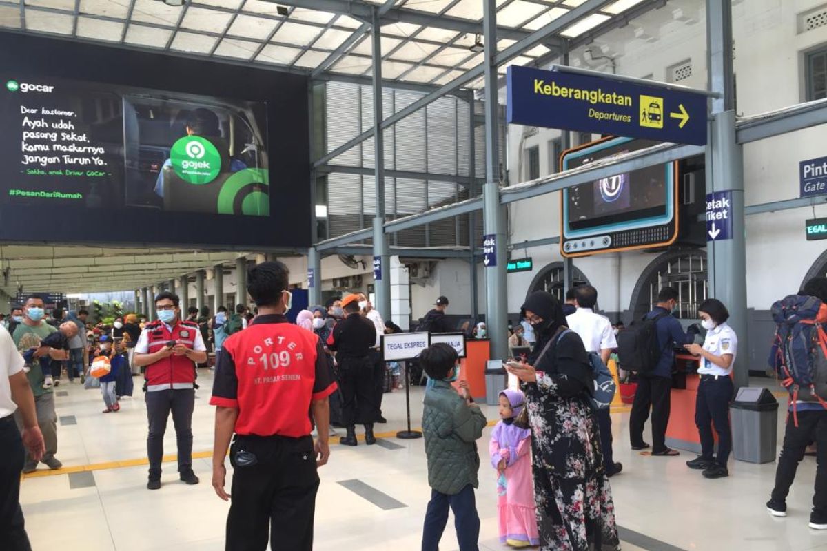 Penumpang arus balik di Stasiun Pasar Senen masih normal