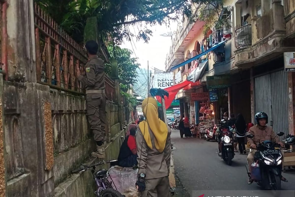Sejumlah lapak pedagang di Padang Panjang ditertibkan Satpol PP