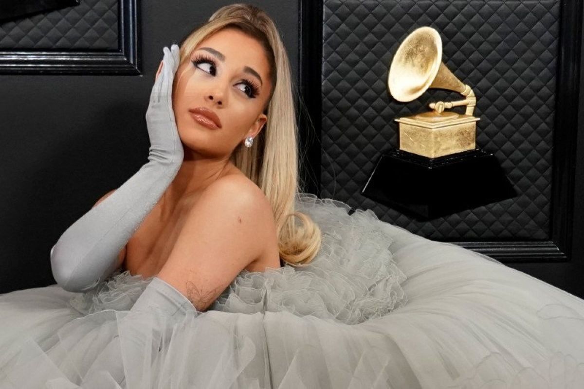 Ariana Grande akhirnya dinikahi oleh Dalton Gomez seorang agen real estate