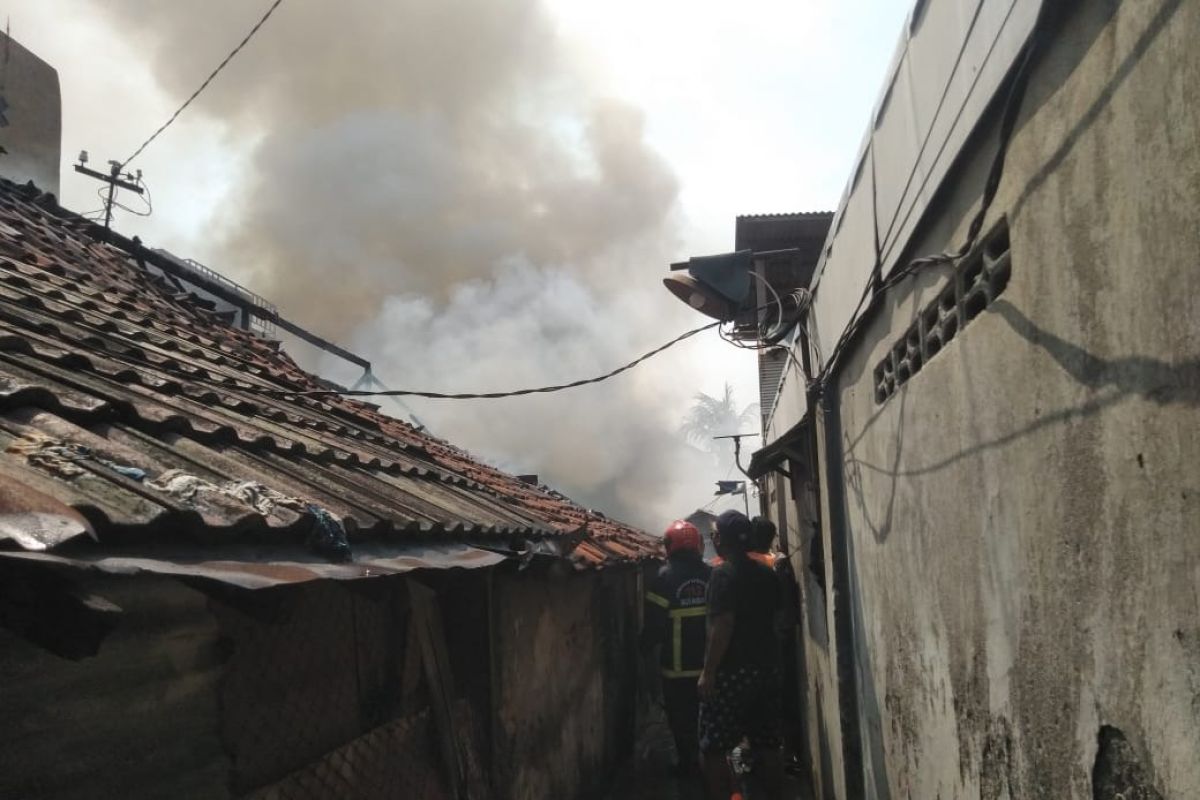 Ditinggal mudik Lebaran, Dua rumah di kawasan padat penduduk Tegalsari Surabaya terbakar