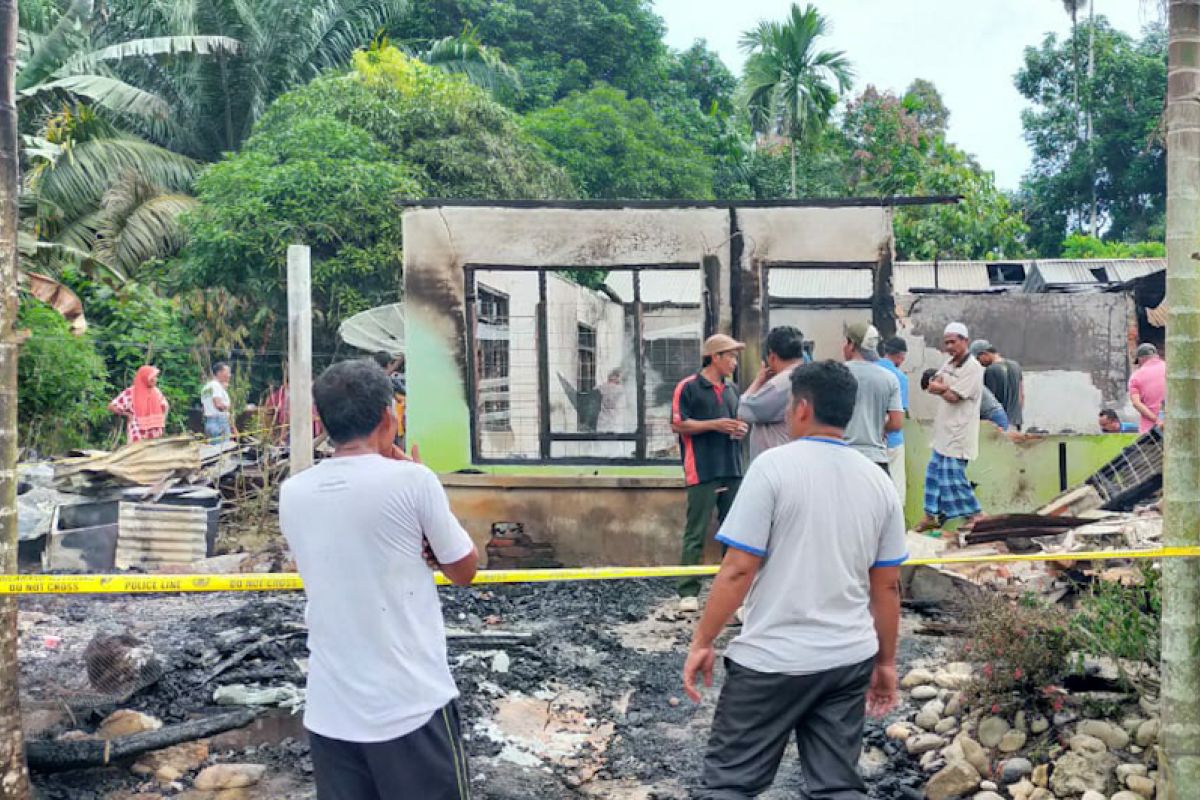 Rumah dan toko kelontong ludes diamuk api