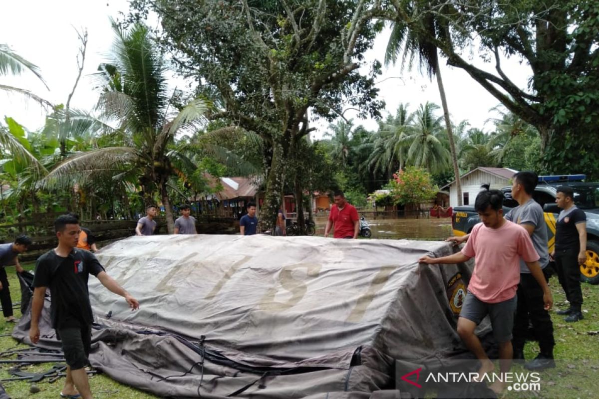 Polisi di Mukomuko pasang tenda pengungsi korban banjir