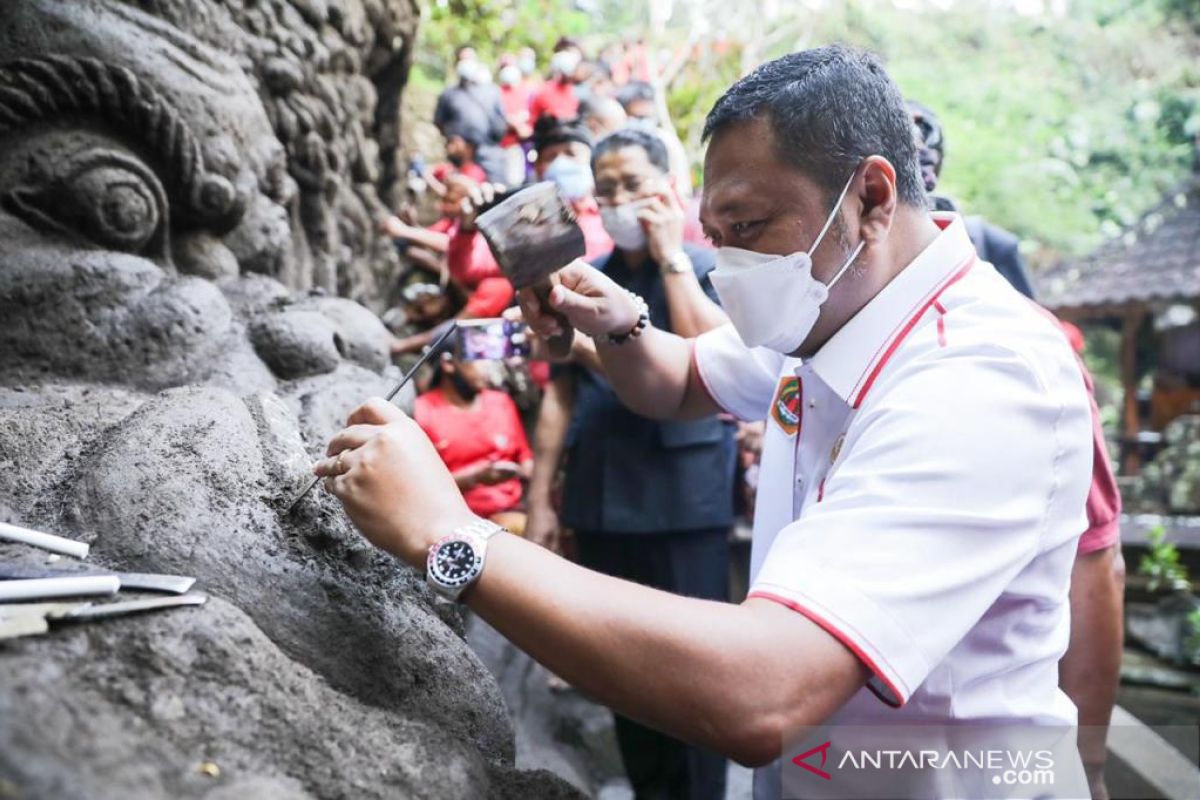 Bupati Gianyar lihat proses pembuatan ukiran relief di Pura Beji Dalem Jantur