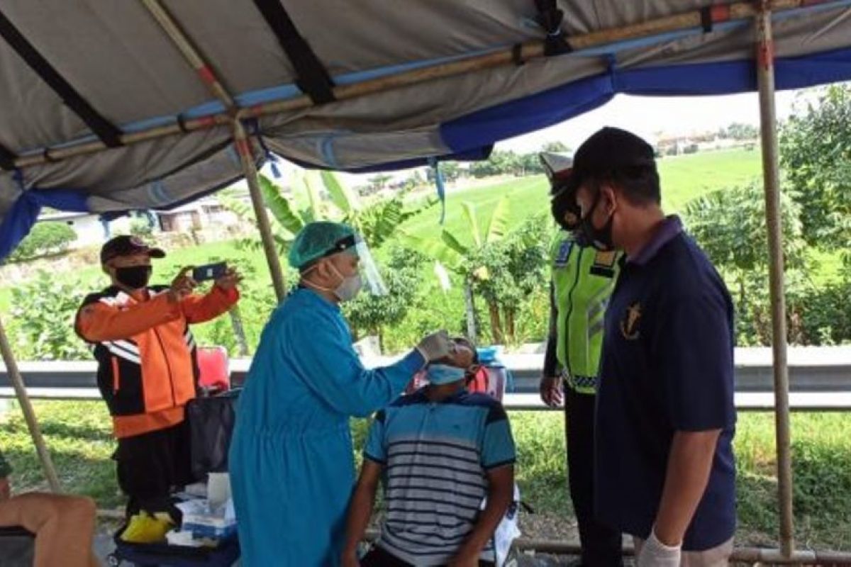 Polres Madiun lakukan tes usap antigen pelaku perjalanan di pos penyekatan