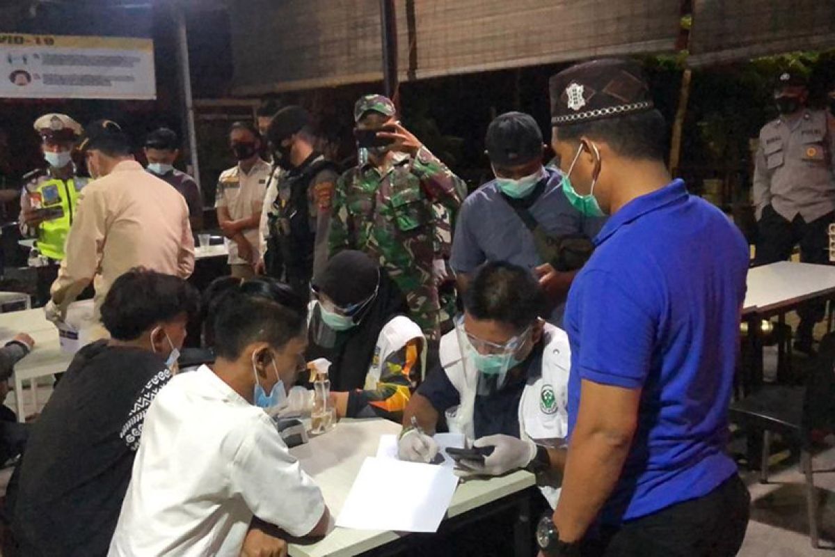 11 orang terjaring operasi yustisi, satu karyawan warung kopi reaktif COVID-19