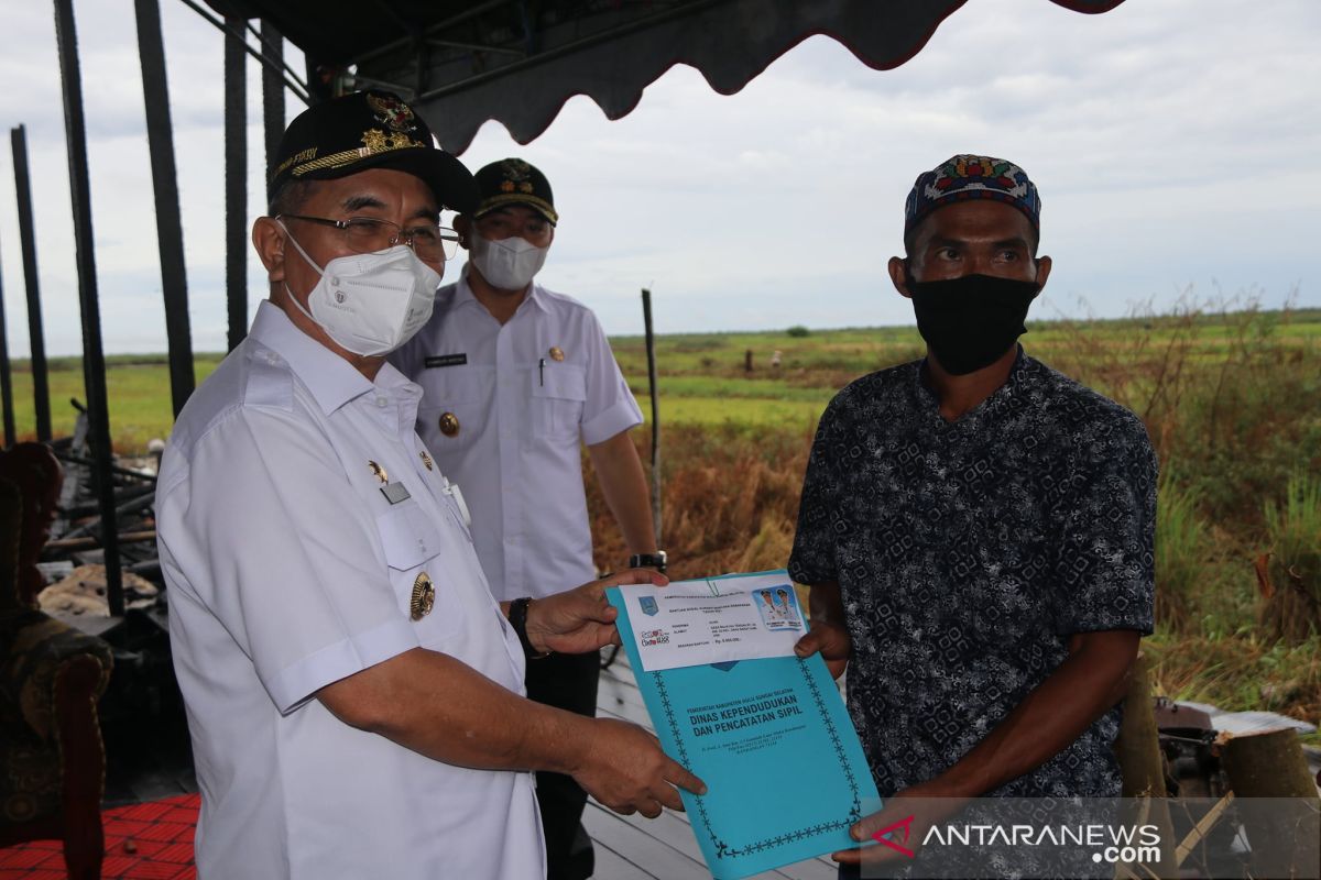 Bupati HSS serahkan bantuan korban kebakaran di Bajayau