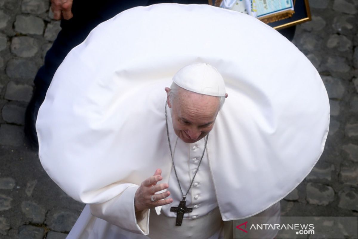 Usai operasi usus, kondisi Paus Fransiskus makin membaik