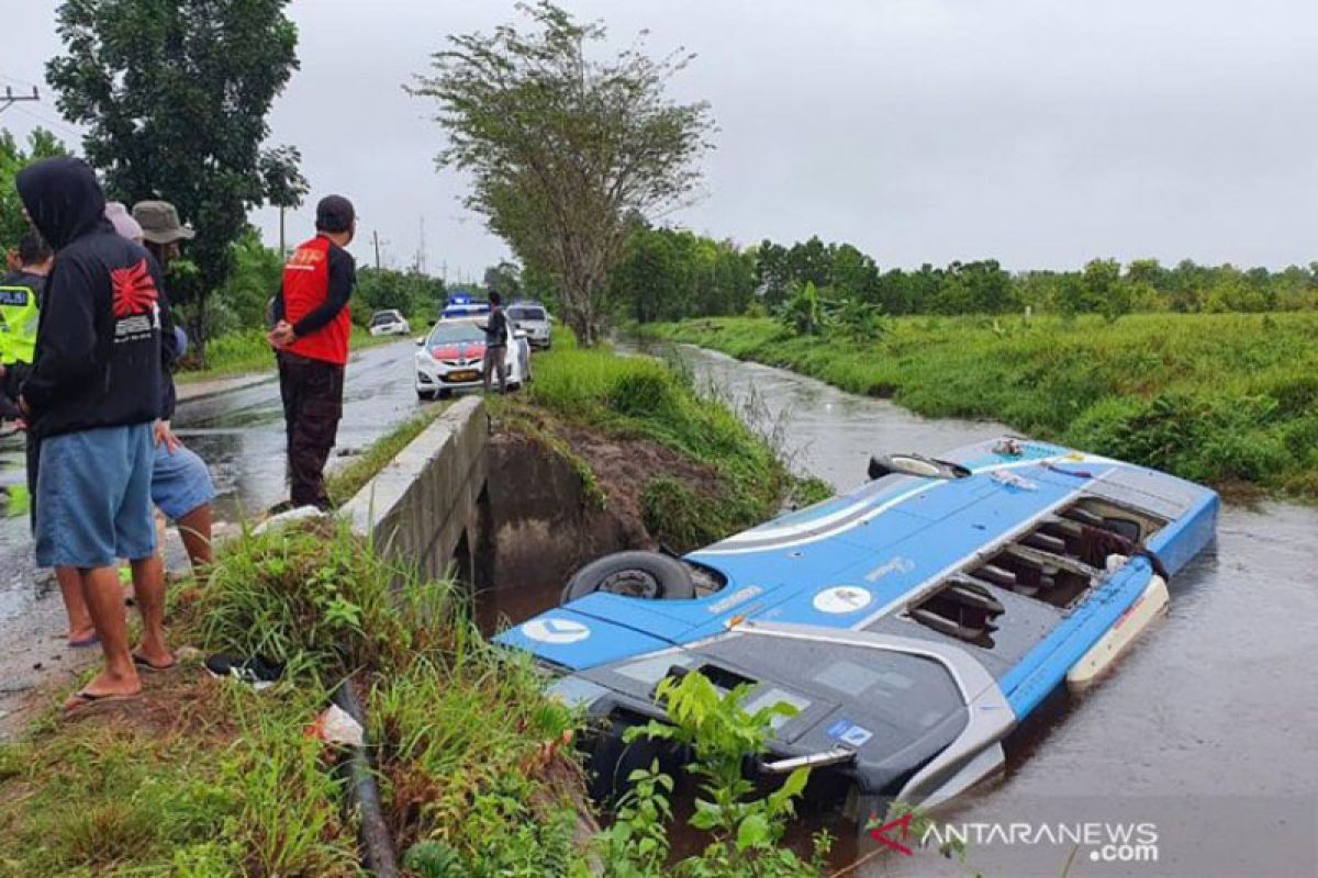 Bus DAMRI tergelincir ke sungai, seorang meninggal