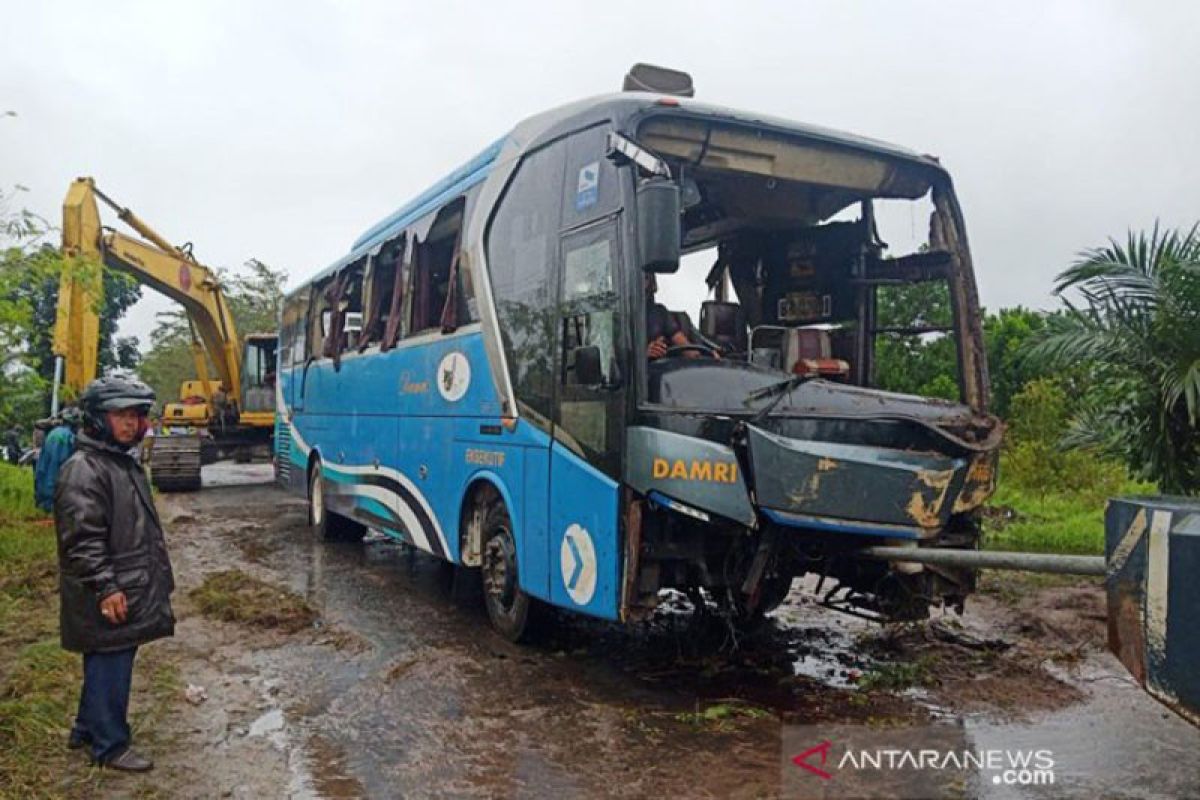 Bus DAMRI tercebur ke sungai akibatkan seorang penumpang meninggal, belasan luka-luka