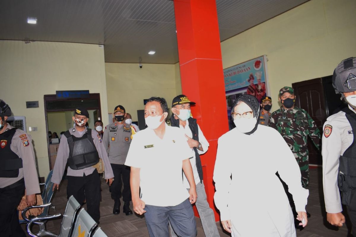 Wakil Bupati Tapteng sambut kedatangan Menteri Sosial di Bandara Pinangsori