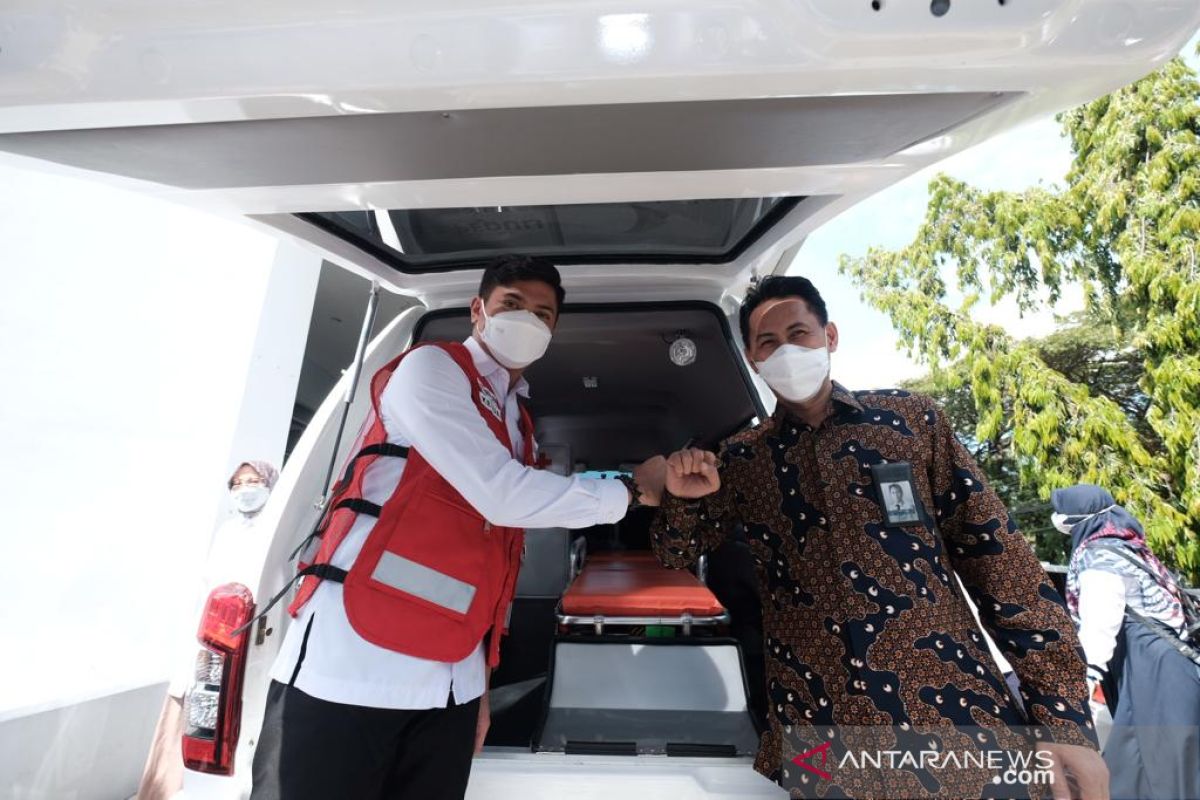 Bank Sulselbar serahkan ambulans kepada PMI untuk dukung program kemanusiaan