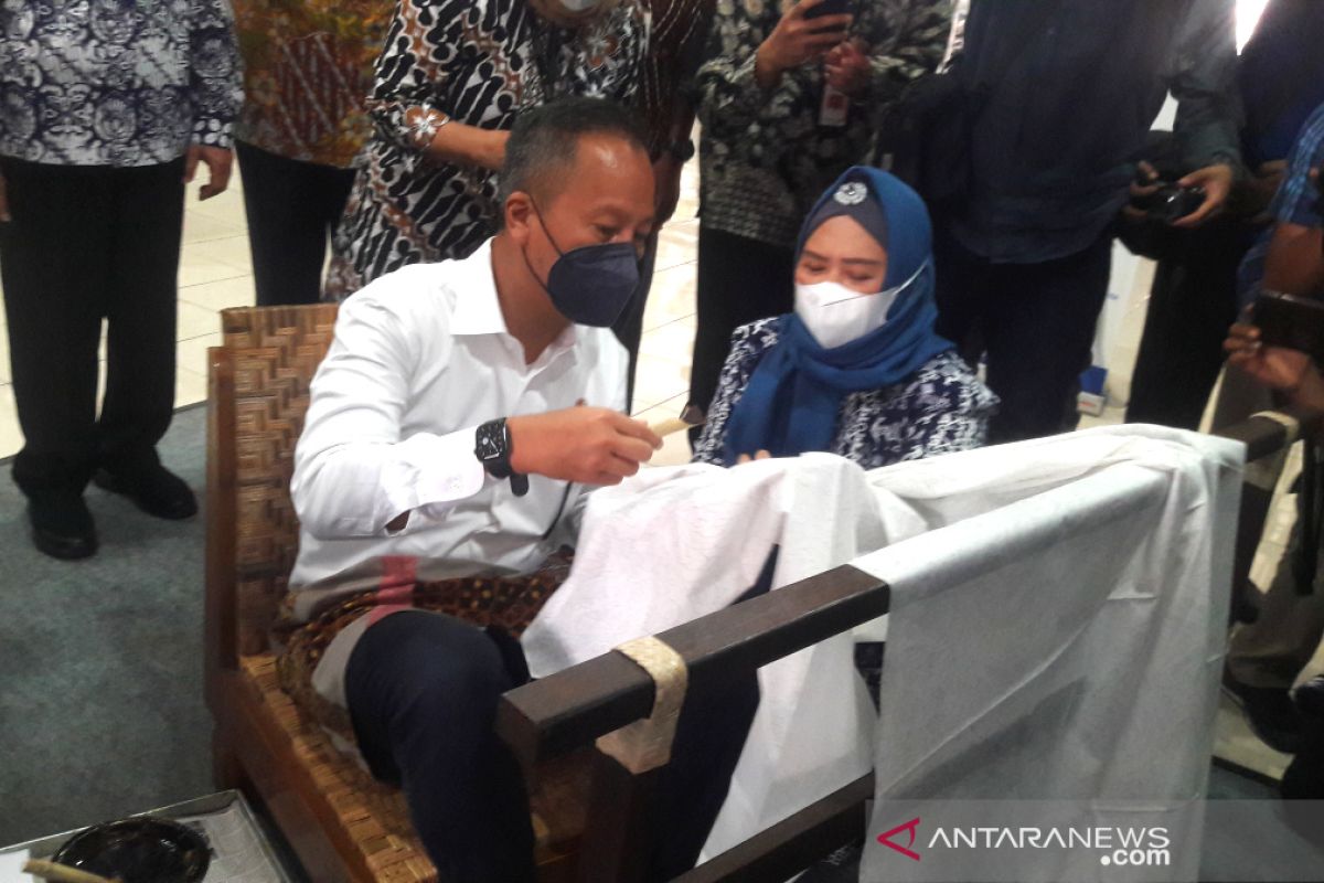 Menperin resmikan studio pengembangan batik di Yogyakarta