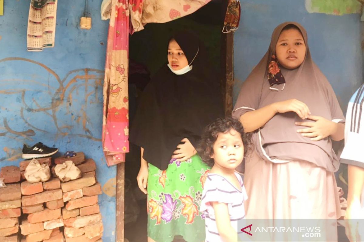 Hindari banjir, wanita hamil sembilan bulan panjat genting