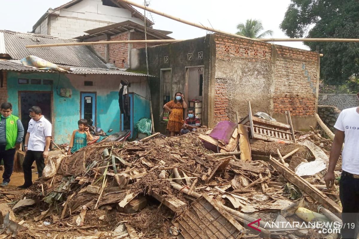 Korban Banjir Bandang Di Cigudeg Bogor Butuhkan Pasokan Air Bersih Antara News Megapolitan 1990