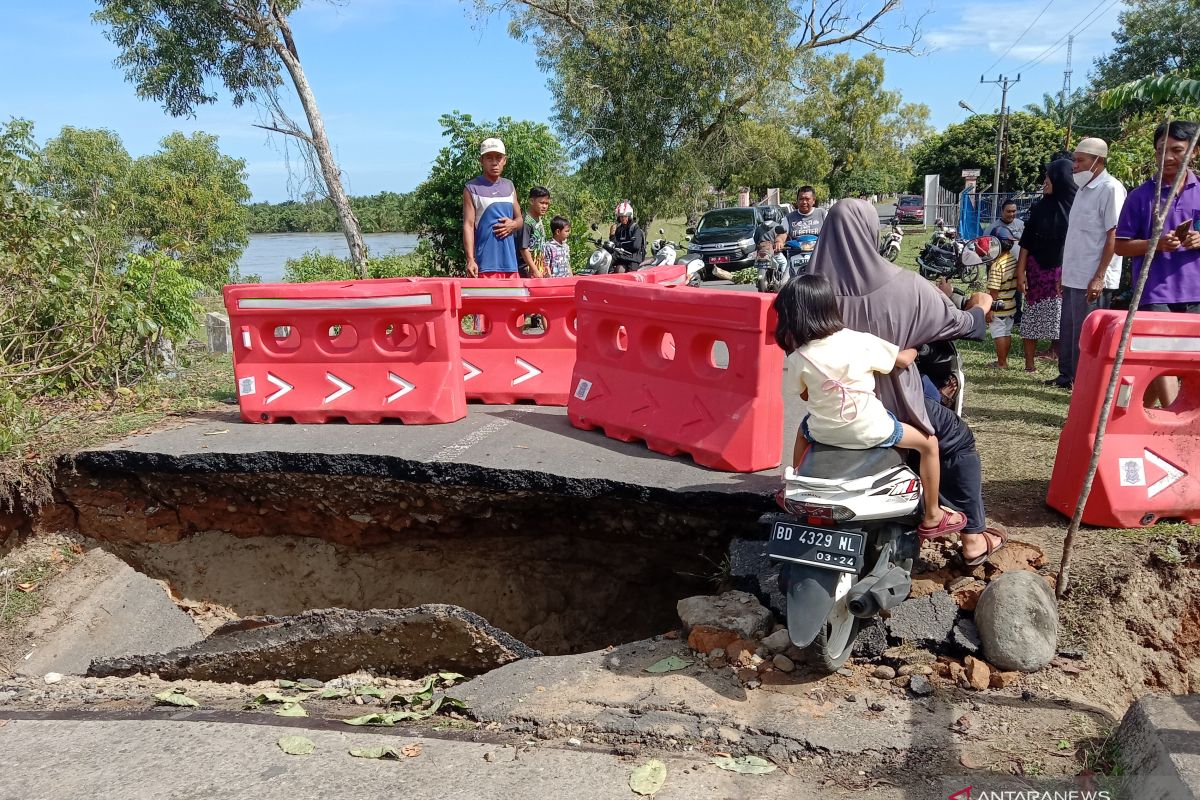 DPUPR Mukomuko lakukan penanganan darurat jembatan ambruk