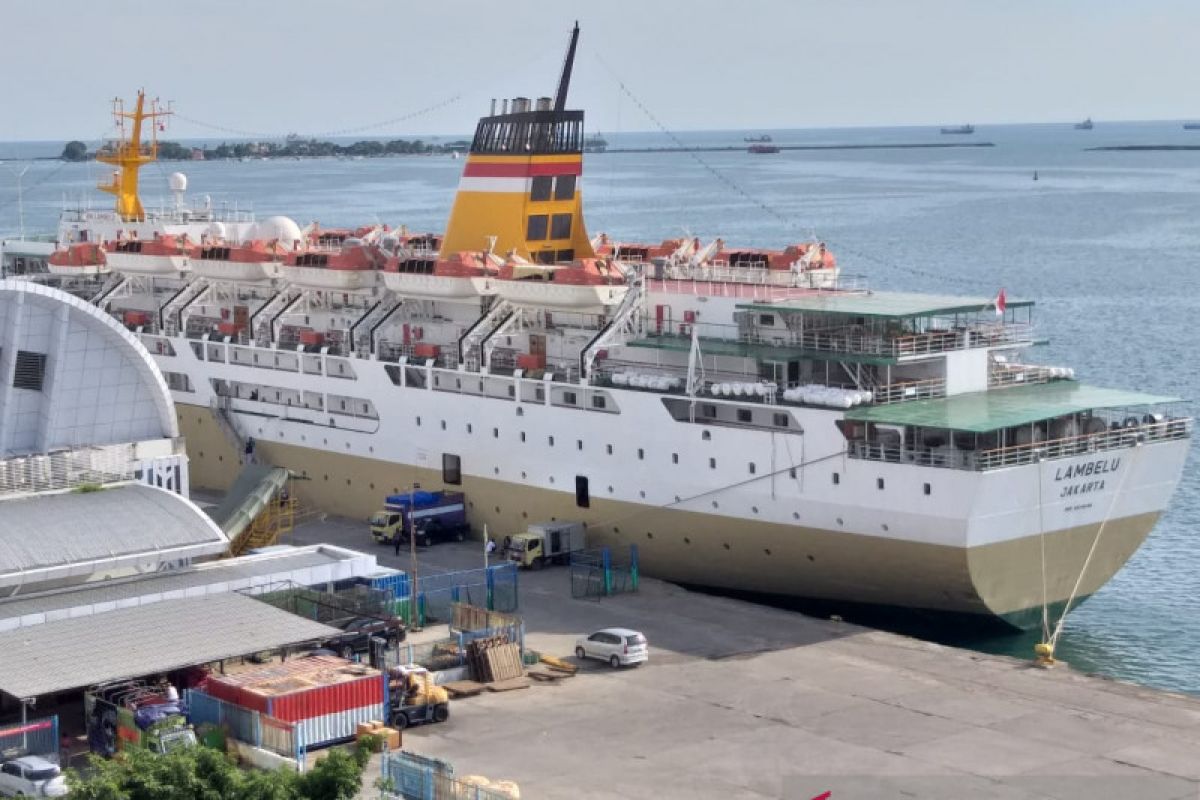 Operasional pelabuhan di Makassar tetap disiplinkan protkes COVID-19