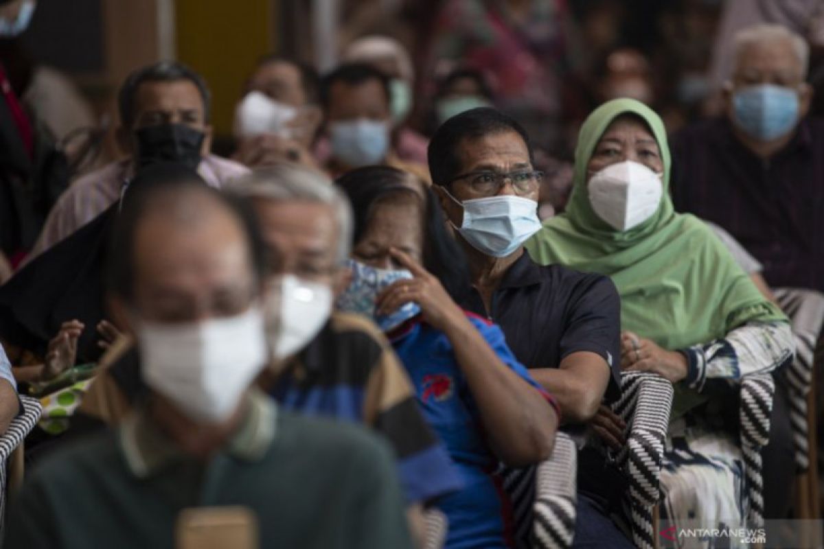 Vaksinasi kelompok lansia di Kota Palembang jemput bola