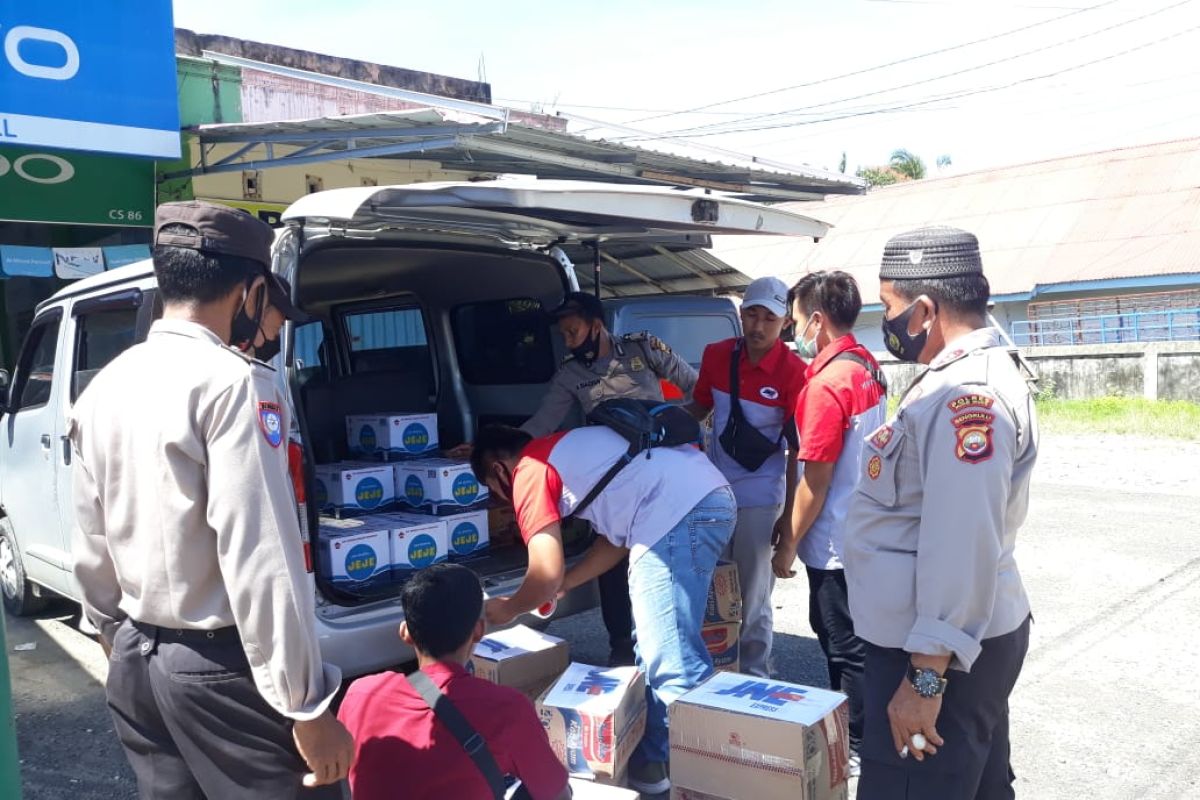 Polisi bantu korban banjir di Mukomuko