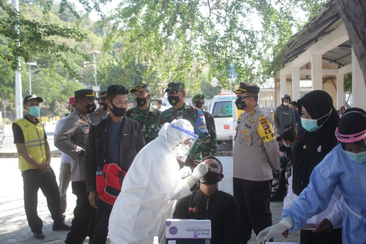 Petugas kesehatan Swab Antigen secara acak warga pengguna jasa penyeberangan Poto Tano